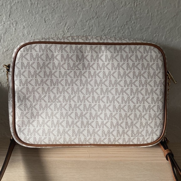 Micheal Kors Crossbody - Picture 6 of 6